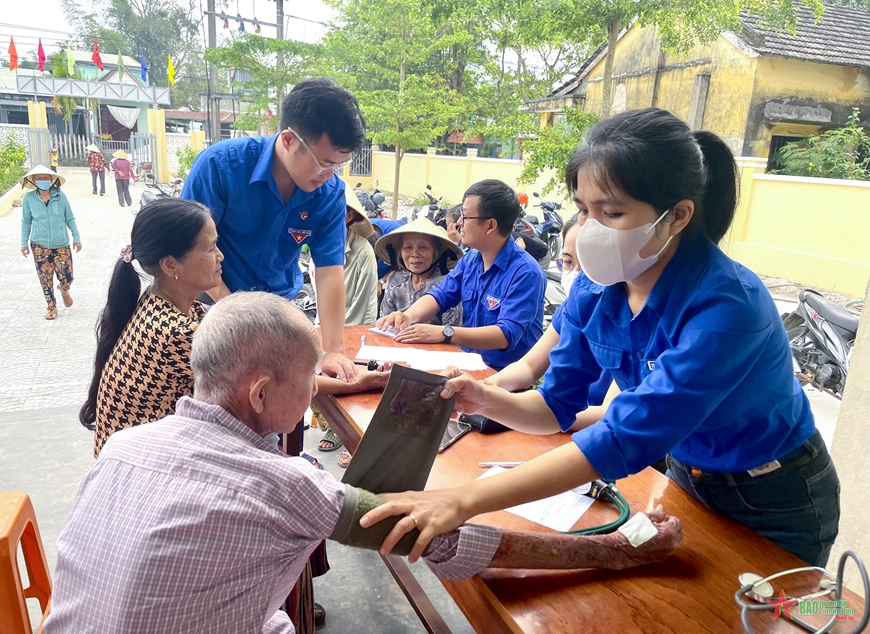 Khám bệnh nhân đạo